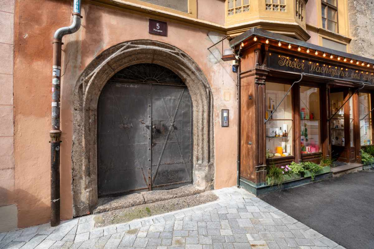 Innsbrucker Altstadt mit Blick auf den Eingang der Psychotherapeutischen Praxis von Melissa Spiegl-Guerrero