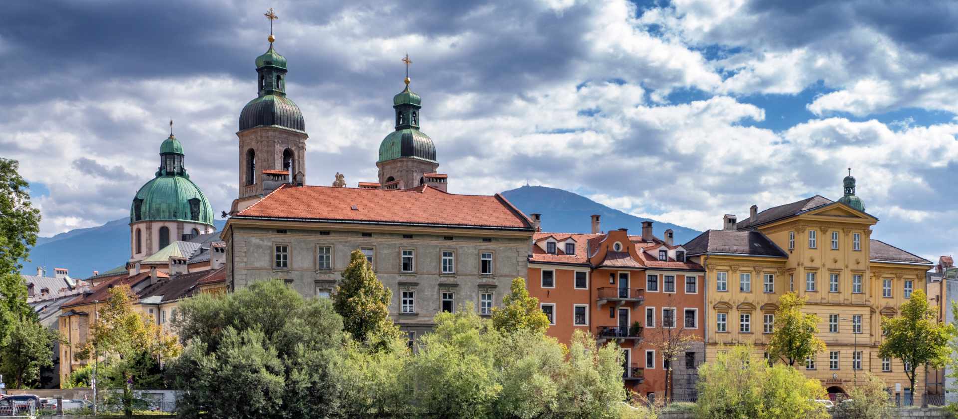 Altstadt von Innbruck vom Inn her fotografiert. Im Hintergrund der Patscherkofel